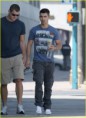 /album/joe-jonas-na-starbucks-em-west-hollywood-01-09/joe1-jpg7/