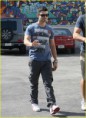 /album/joe-jonas-na-starbucks-em-west-hollywood-01-09/joe2-jpg7/