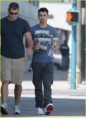 /album/joe-jonas-na-starbucks-em-west-hollywood-01-09/joe4-jpg7/