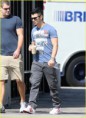 /album/joe-jonas-na-starbucks-em-west-hollywood-01-09/joe7-jpg7/